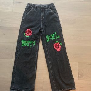 Lightly used baggy jeans with cute design!